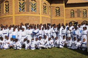 RWANDA- 105 ENFANTS ET JEUNES DE LA PAROISSE DE RANGO ENTRENT DANS LA FÉDÉRATION INTERNATIONALE DE « PUERI CANTORES ».