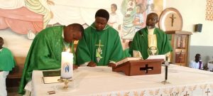 Une nouvelle étape pour notre paroisse de Gulu-Atede (Ouganda) : Installation du Père Godwin CEKECAN comme curé salésien / A new chapter for our parish in Gulu-Atede (Uganda): Installation of Father Godwin CEKECAN as Salesian parish priest